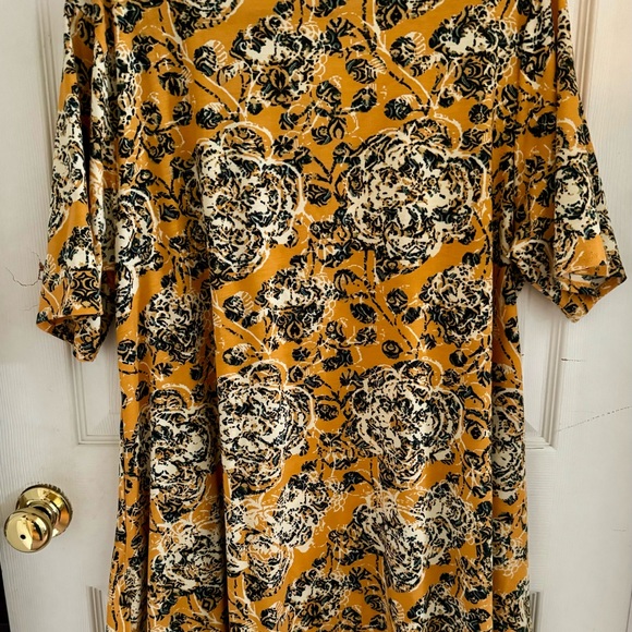 2X Lularoe Perfect Tee. Pre-owned great condition. Pretty mustard colored print. - Picture 2 of 3